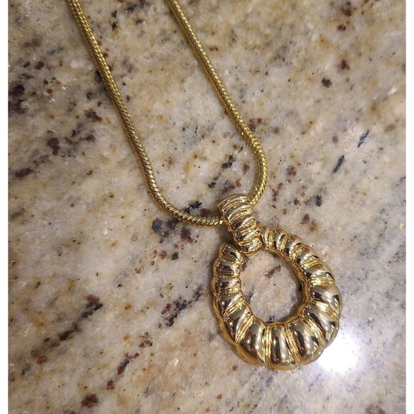 Gold Tone Monet Shell Shrimp Scalloped Necklace & Dangle Earrings Set - Picture 6 of 11